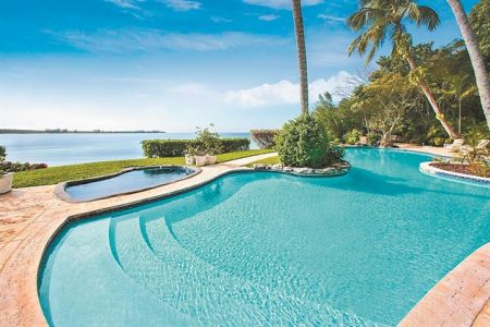 Αποκαλύψεις στη ροζ άμμο…