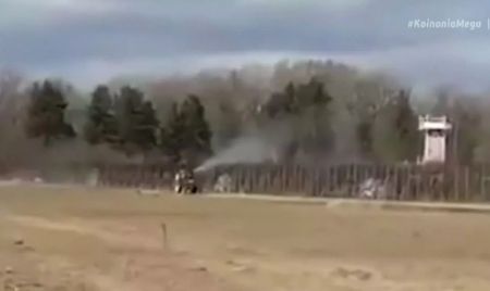 Βίντεο-ντοκουμέντο: Ψεκάζουν με τρακτέρ πρόσφυγες και μετανάστες στον Εβρο