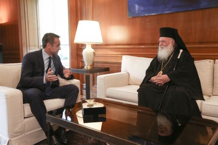 Το Μαξίμου πιέζει τον Αρχιεπίσκοπο