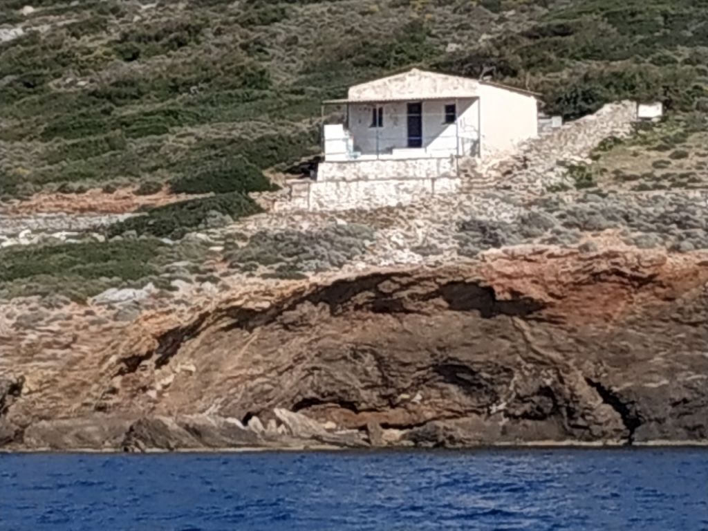 Ξεκίνησε η πρώτη κατεδάφιση στη Μακρόνησο