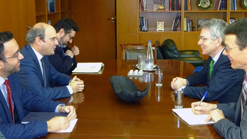 Ενεργειακά θέματα στο επίκεντρο της συνάντησης Χατζηδάκη – Πάιατ