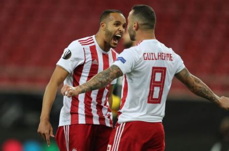 Όρθιος ο Ολυμπιακός 1-1 με τη Γουλβς αν και με παίκτη λιγότερο