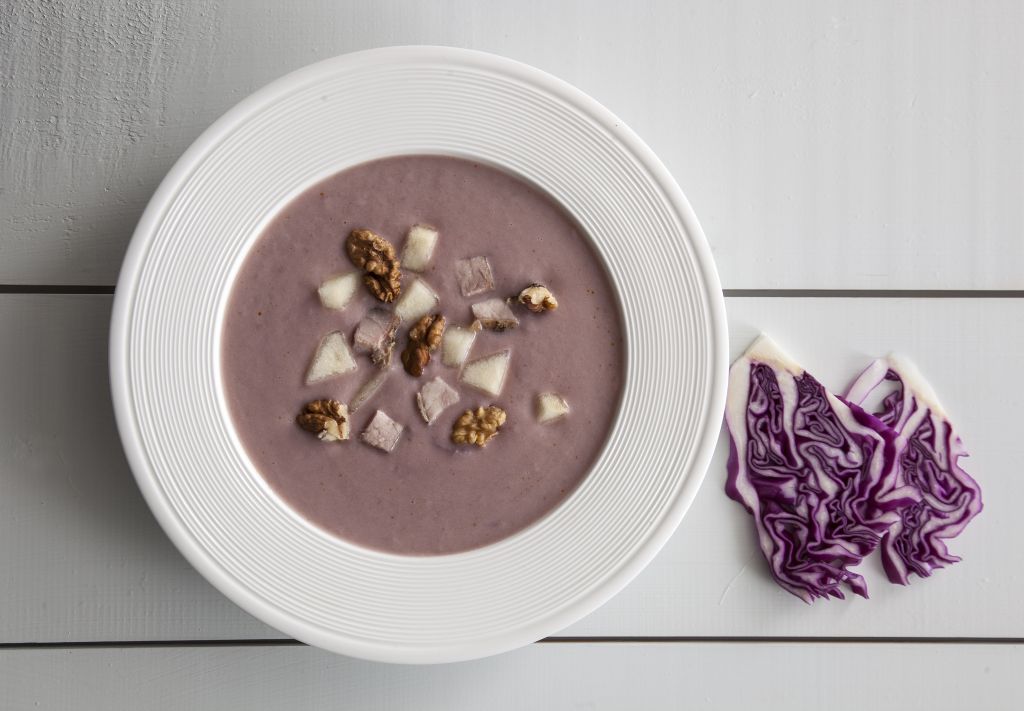 Σούπα με κόκκινο λάχανο, αχλάδι και απάκι