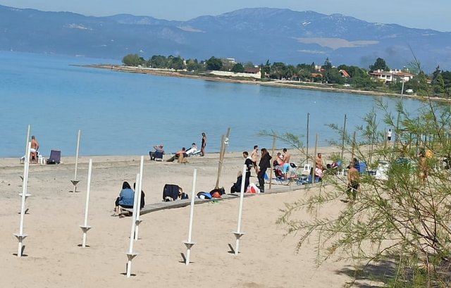 Κορωνοϊός: Στις παραλίες οι Έλληνες για να αποφύγουν τη μετάδοση του ιού [Εικόνες] | tovima.gr