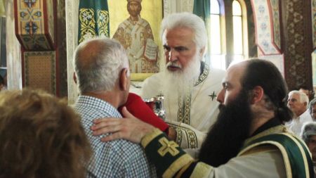 Mitsotakis orders closure of all churches, places of worship after church’s restrictive measures