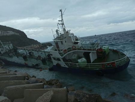 Προσάραξη Δ/Ξ πλοίου με αλλοδαπούς επιβαίνοντες στην Κέα