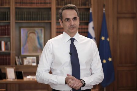Mitsotakis: pandemic is ‘war’ with victims and potentially nightmarish results, bars entry of non-EU nationals