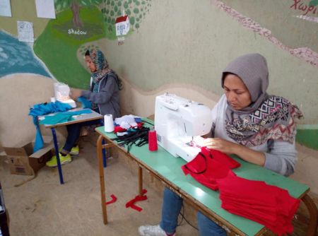 Κορωνοϊός: Αφγανές φτιάχνουν μάσκες για τις ευπαθείς ομάδες της Μόριας