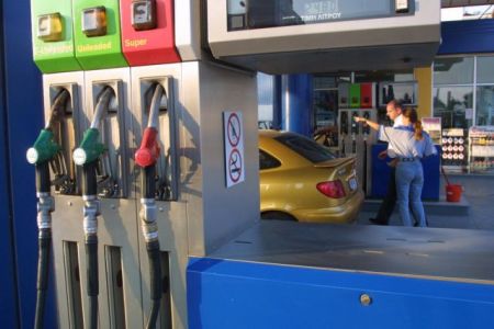 Πτώση 60% στην αγορά καυσίμων