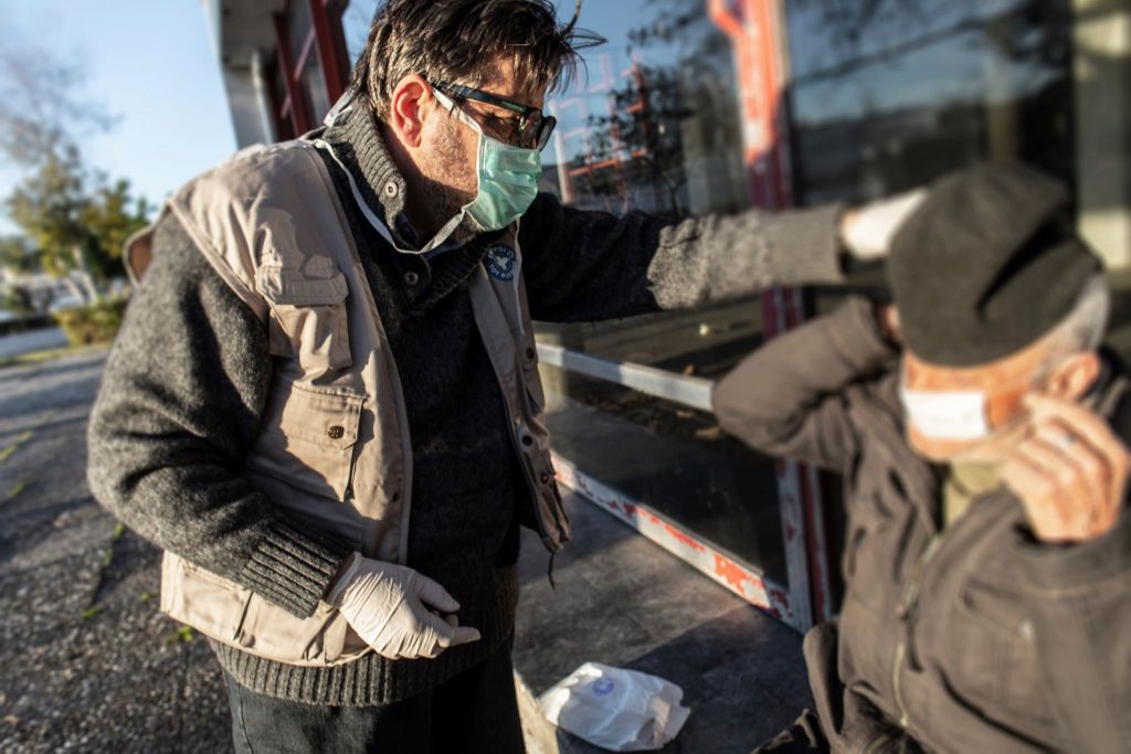 Οι «Γιατροί του Κόσμου» μοίρασαν σε άστεγους μάσκες, γάντια και αντισηπτικά