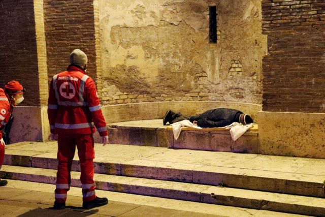 Κορωνοϊός – Ιταλία: Στρατιωτικό κομβόι μεταφέρει φέρετρα με νεκρούς