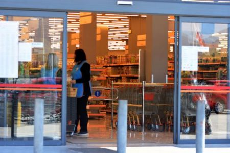 Παπαθανάσης: Υποχρεωτικό το άνοιγμα των σούπερ μάρκετ την Κυριακή