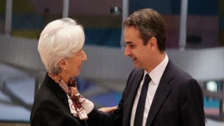 Mitsotakis announces new measures to shore up economy