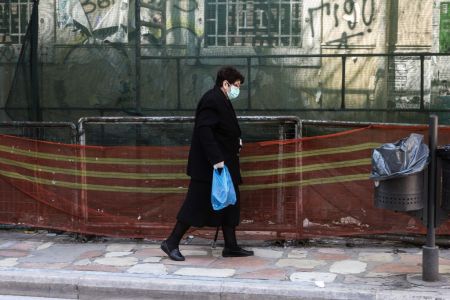 Κορωνοϊός: Κλειστά ξενοδοχεία και αλλαγές στα ΜΜΜ