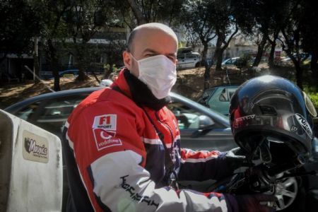 Ανήσυχοι οι ντελιβεράδες: Θα γίνουμε διανομείς κορωνοϊού αντί τροφίμων