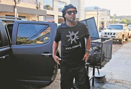 Ο Ροναλντίνιο σε νέες περιπέτειες