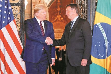 Δοκιμάζει κοινωνίες και κυβερνήσεις ο ιός