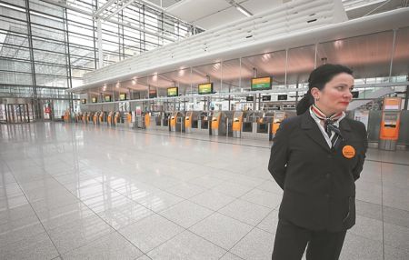 Κολοσσοί των αερομεταφορών απειλούνται με συντριβή