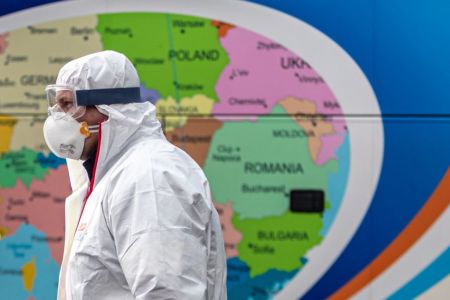 Στη δίνη του κορωνοϊού ο πλανήτης: Πάνω από 12.000 οι θάνατοι