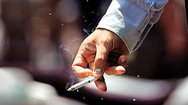 Γιατί οι καπνιστές είναι πιο ευπαθείς στον κορωνοϊό – Ο Τσιόδρας εξηγεί