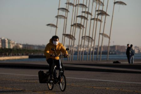 Τα νέα αυστηρότερα μέτρα που επανεξετάζονται – Τι οδηγεί την κυβέρνηση προς αυτή την απόφαση