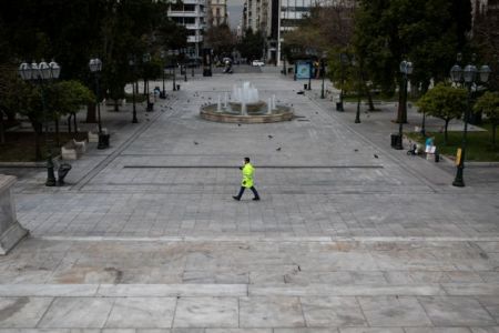 Βλέποντας από το παράθυρο του σπιτιού τα γεγονότα Νο 2