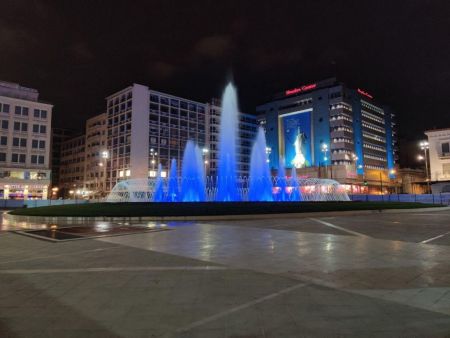 Στα γαλανόλευκα η νέα πλατεία Ομονοίας