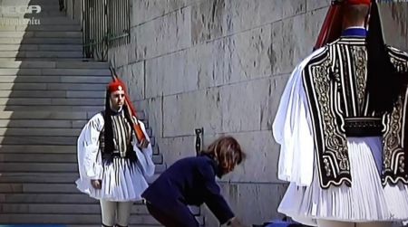 25η Μαρτίου 2020: Στεφάνι από την ΠτΔ Αικατερίνη Σακελλαροπούλου στο μνημείο του Άγνωστου Στρατιώτη