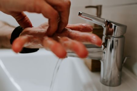 Κορωνοϊός: Οι κινήσεις που πρέπει να κάνουμε όταν πλένουμε τα χέρια μας