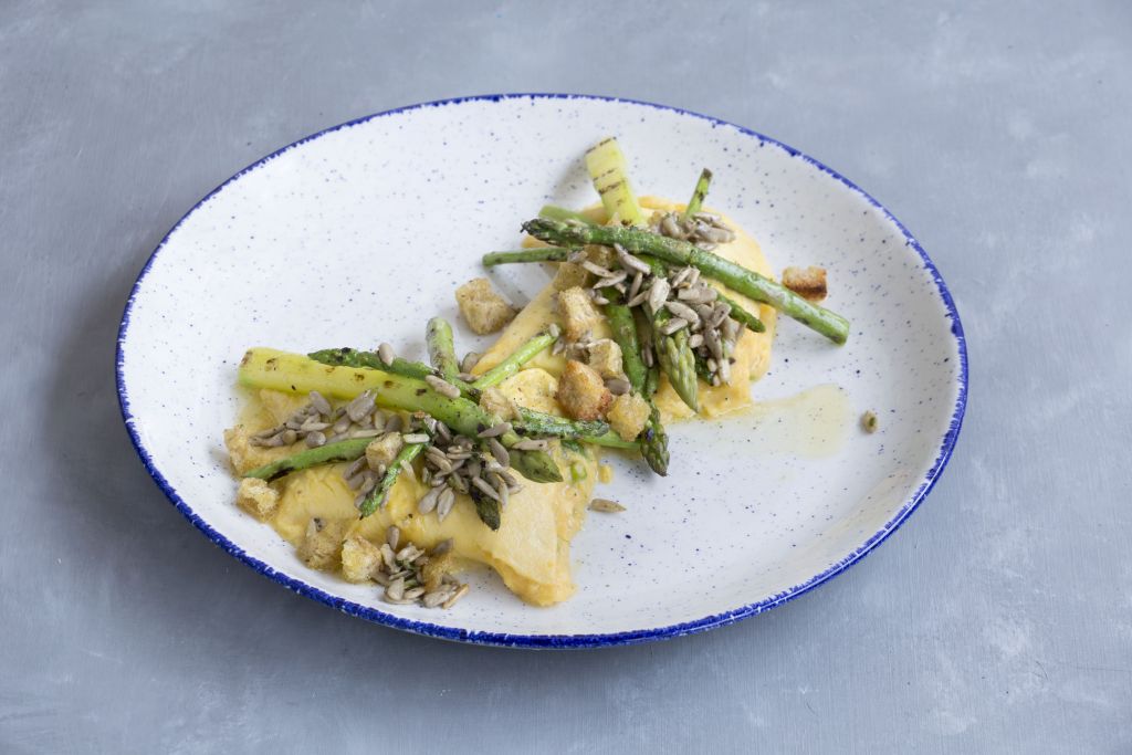 Υγρή ομελέτα με σπαράγγια και ηλιόσπορο