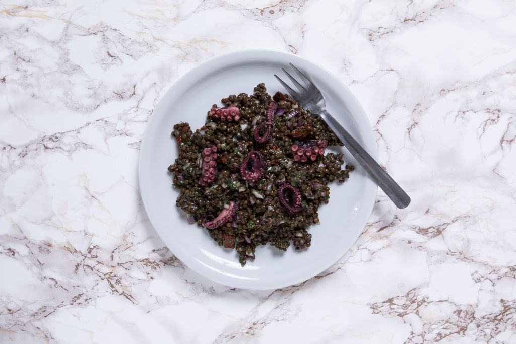 Μαύρες φακές με  χταπόδι