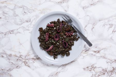 Μαύρες φακές με  χταπόδι