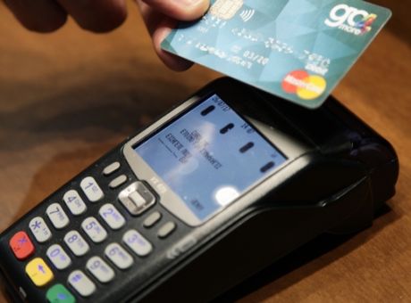 Κορωνοϊός: Δείτε τις αλλαγές στις ανέπαφες συναλλαγές που ισχύουν από Δευτέρα