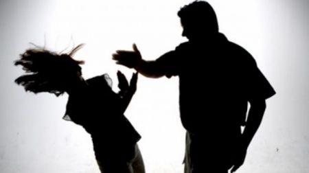 Κορωνοϊός: «Εκρηξη» της ενδοοικογενειακής βίας έφερε η καραντίνα