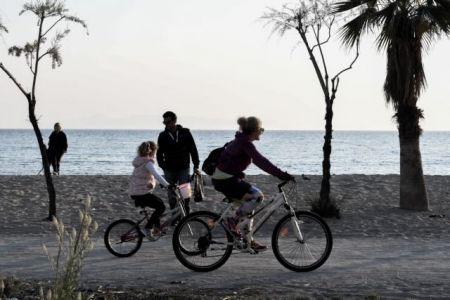 Από μακριά και… υγιείς: Οι Αθηναίοι βγήκαν βόλτα τηρώντας τις αποστάσεις