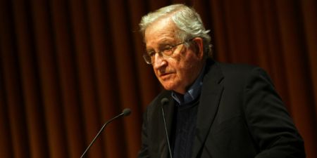 Νόαμ Τσόμσκι κατά Τραμπ: Σοκαριστικό να ηγείται αυτή την κρίσιμη στιγμή