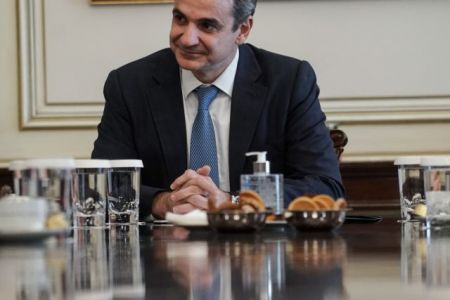 Μητσοτάκης καλεί υπουργούς και βουλευτές να καταθέσουν έναν μισθό στη μάχη κατά του κορωνοϊού