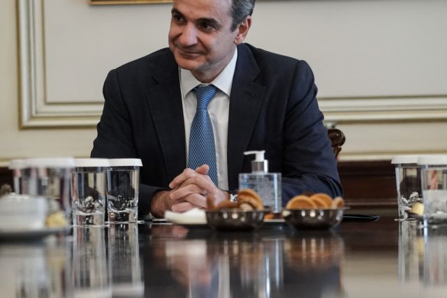 Μητσοτάκης καλεί υπουργούς και βουλευτές να καταθέσουν έναν μισθό στη μάχη κατά του κορωνοϊού