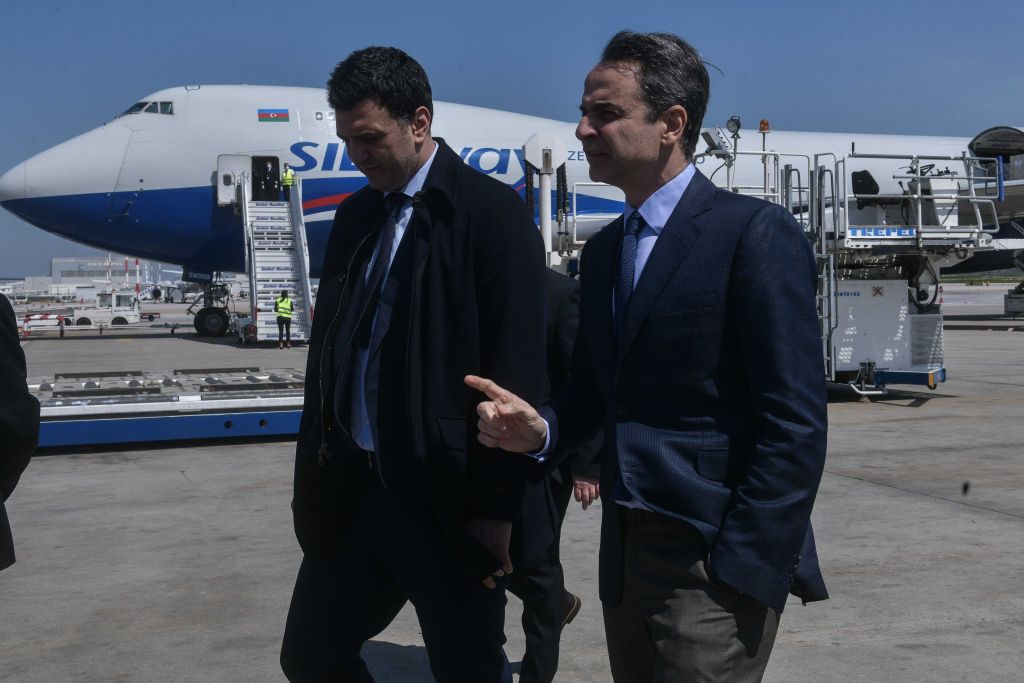 Οταν ο Μητσοτάκης παραλαμβάνει εκατομμύρια μάσκες από την Κίνα