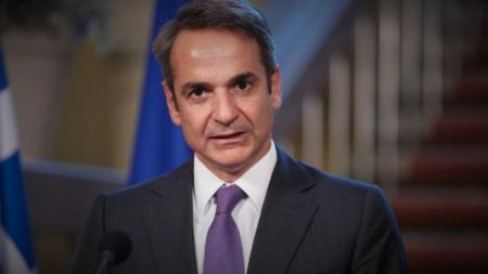Mitsotakis urges his ministers, MPs to donate half of salary to coronavirus fight
