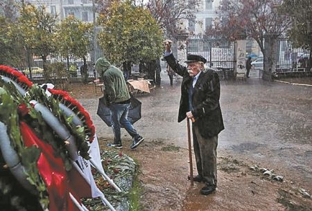 Η Ρόδος, η υποστολή της ιταλικής σημαίας και ο Μανώλης Γλέζος