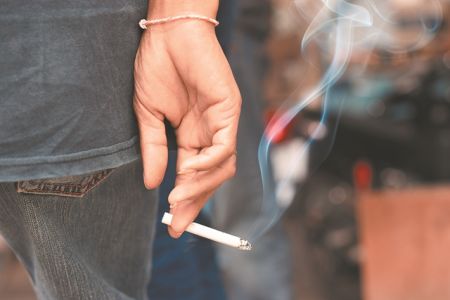 Ευάλωτοι στον ιό οι καπνιστές