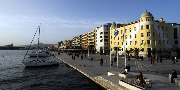 Απαγόρευση κυκλοφορίας στις παραλίες Πάτρας και Βόλου