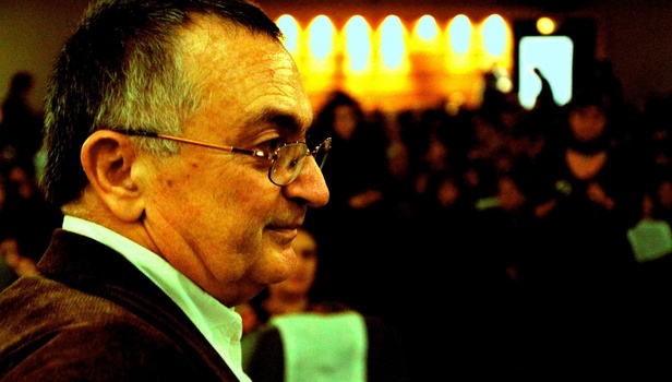 Μόνοι στο σπίτι με μια κάμερα στο χέρι