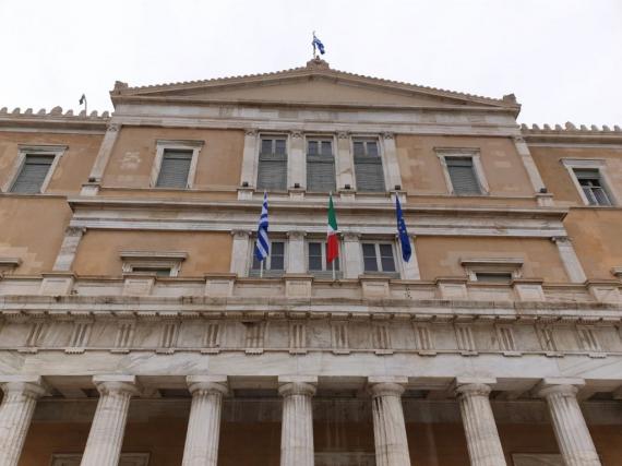 Κορωνοϊός: Ιταλική σημαία σε ελληνική Βουλή και  ΥΠΕΞ σε ένδειξη συμπαράστασης