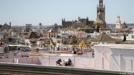 Αντίσταση στον κορωνοϊό με ένα ισπανικό τραγούδι