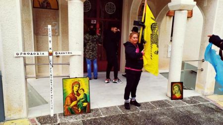 Αγία Βαρβάρα: Προσευχή πιστών έξω από ναό και διαμαρτυρία για το κλείσιμό τους
