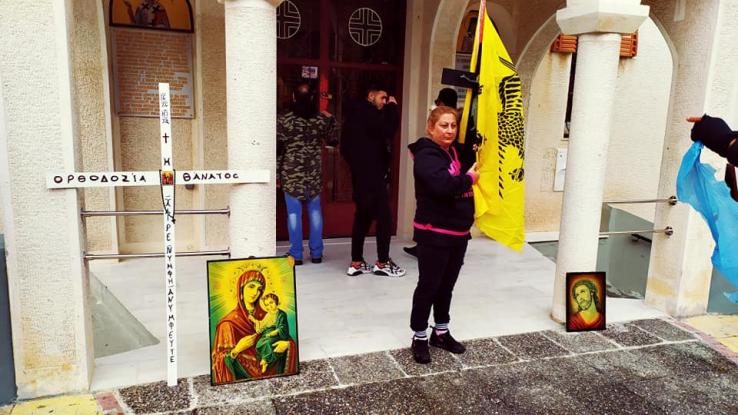 Αγία Βαρβάρα: Προσευχή πιστών έξω από ναό και διαμαρτυρία για το κλείσιμό τους