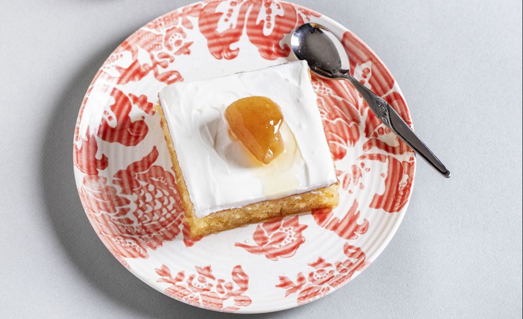 Ραβανί με γιαούρτι και γλυκό του κουταλιού