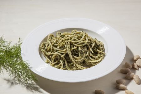 Σπαγκέτι με πέστο ανοιξιάτικων μυρωδικών